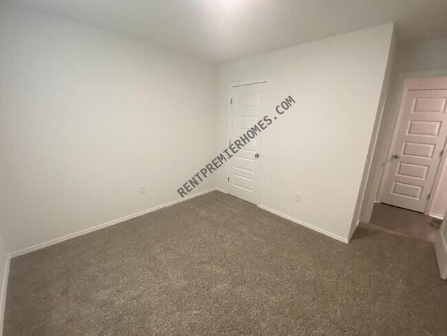 Building Photo - 103 E Fredonia Ct