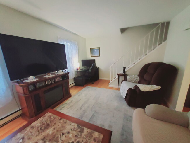 Foto del edificio - 313 Flax Hill Rd