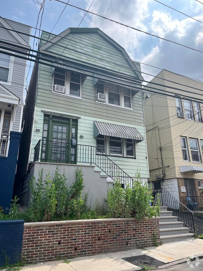 Building Photo - 262 Winfield Ave