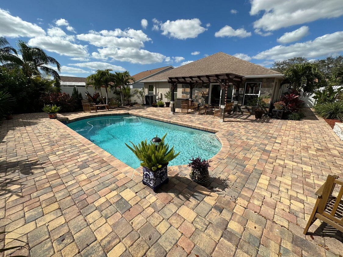 Foto principal - Stunning 4-bedroom, 2-bath pool home with ...