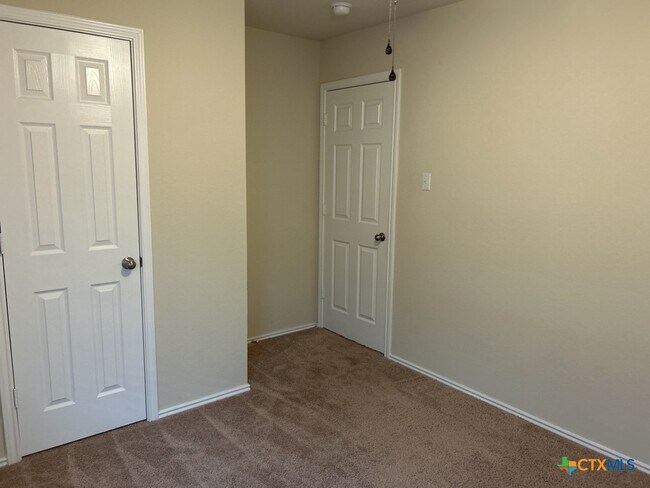 Foto del edificio - 6010 Sally Ride Ln