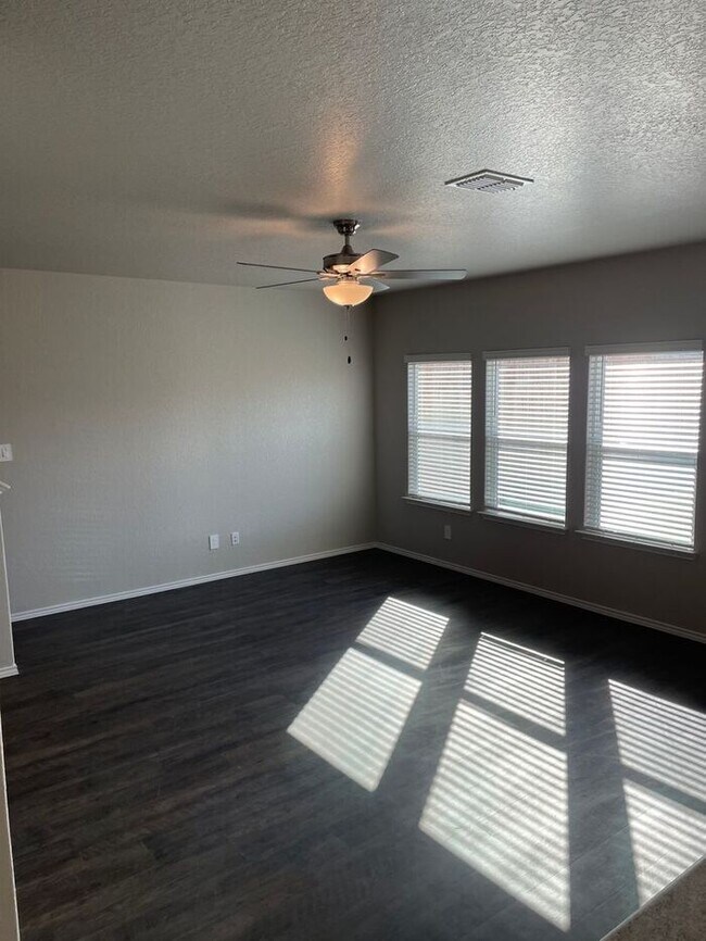 Foto del edificio - Available Now! Tour or Apply Today for This Charming 3 Bedroom, 2.5 Bath Home in Scott’s Hollow!