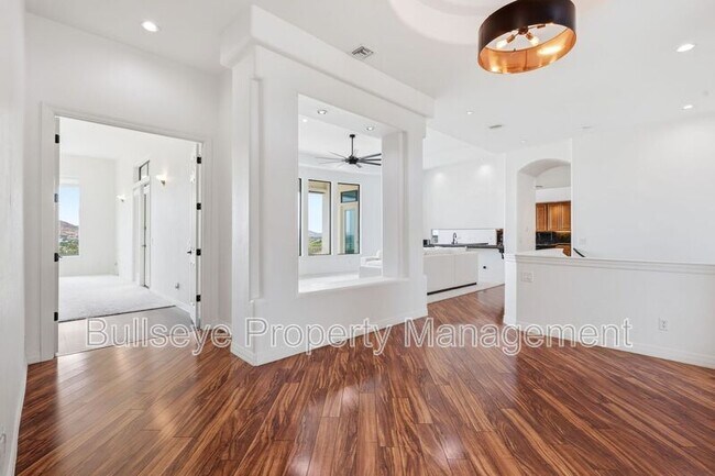 Building Photo - 1527 E Villa Maria Dr