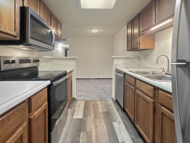 Building Photo - Freshly Updated 2 Bed, 2 Bath Condo for Re...