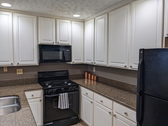 Building Photo - 2727 Greystone Dr