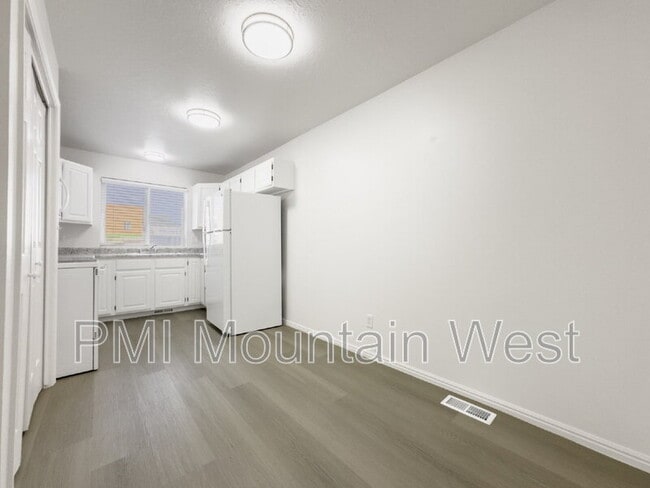 Building Photo - 49 S 200 W