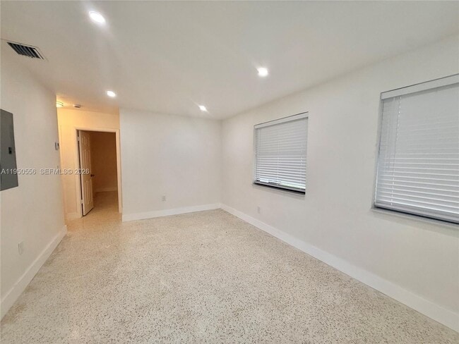 Foto del edificio - 3400 SW 17th St