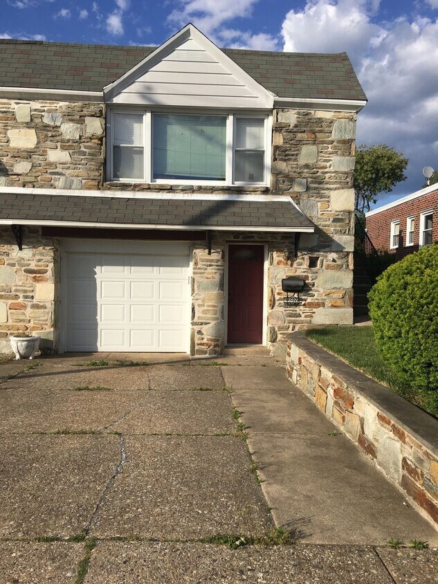 Beautiful 2-Bed/1.5-Bath Townhouse with Fi... - Beautiful 2-Bed/1.5-Bath Townhouse with Fi...