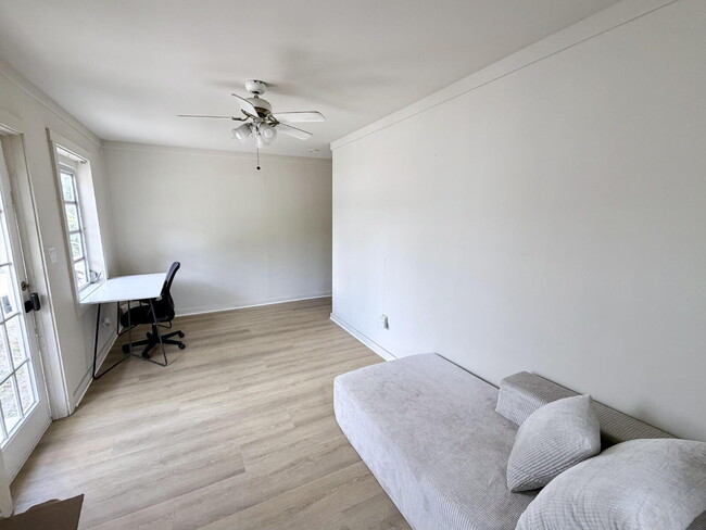 Building Photo - "Spacious 2-Bed, 2-Bath Oasis in Lake Worth Beach - Your Perfect Retreat Awaits!"