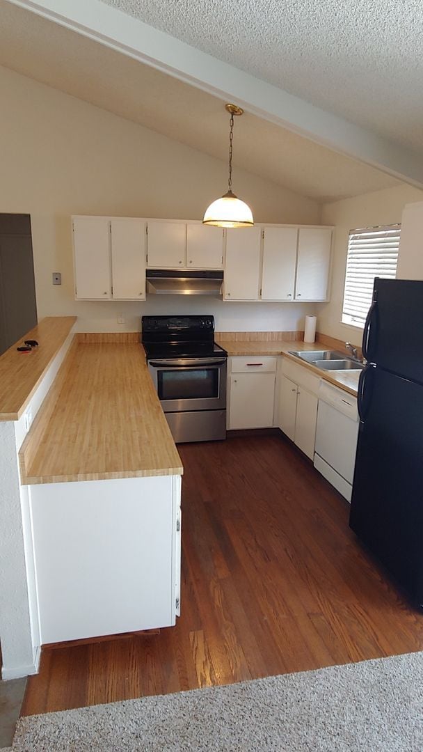 Building Photo - Beautiful Three Bedroom Two Bath Home with...