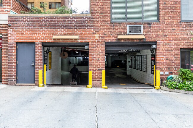 Entrada de garaje - 45 East End Ave
