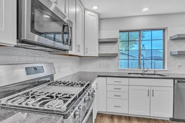 Building Photo - 6100 Woodhue Dr