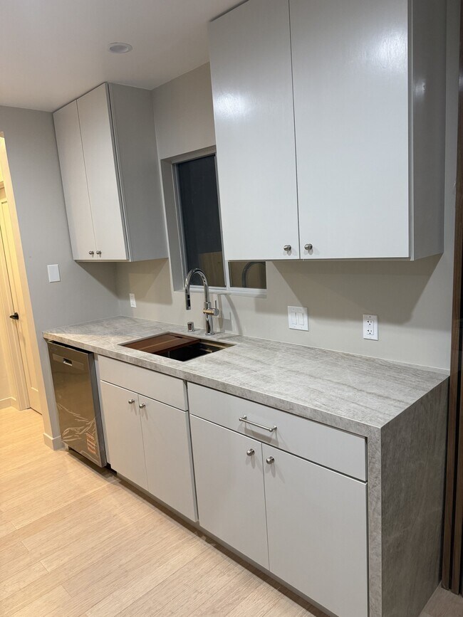 Foto del edificio - 422 E Fairview Blvd