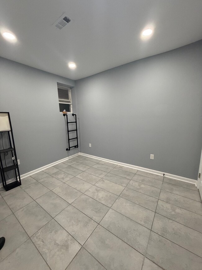Building Photo - 1623 E Lanvale St