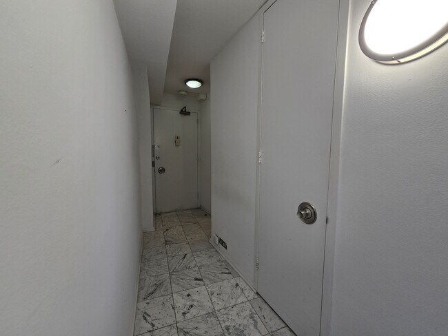 Foto del edificio - 300 N State St