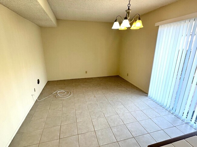 Foto del edificio - Spacious Woodbridge Condo -Townhouse model...