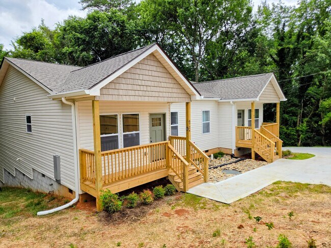 Foto del edificio - 5724 Wallwood Rd