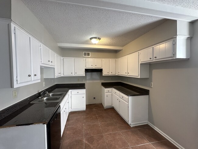 Building Photo - 2161 Oldfield Dr
