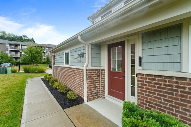 Foto del edificio - 7555 Devonshire Dr