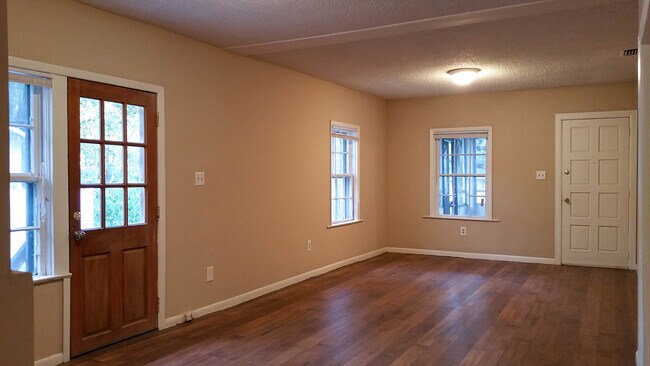 Building Photo - 2 Bed 1 Bath in Ridgeview