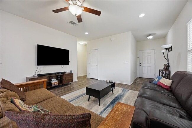 Foto del edificio - 6401 Graymont Dr