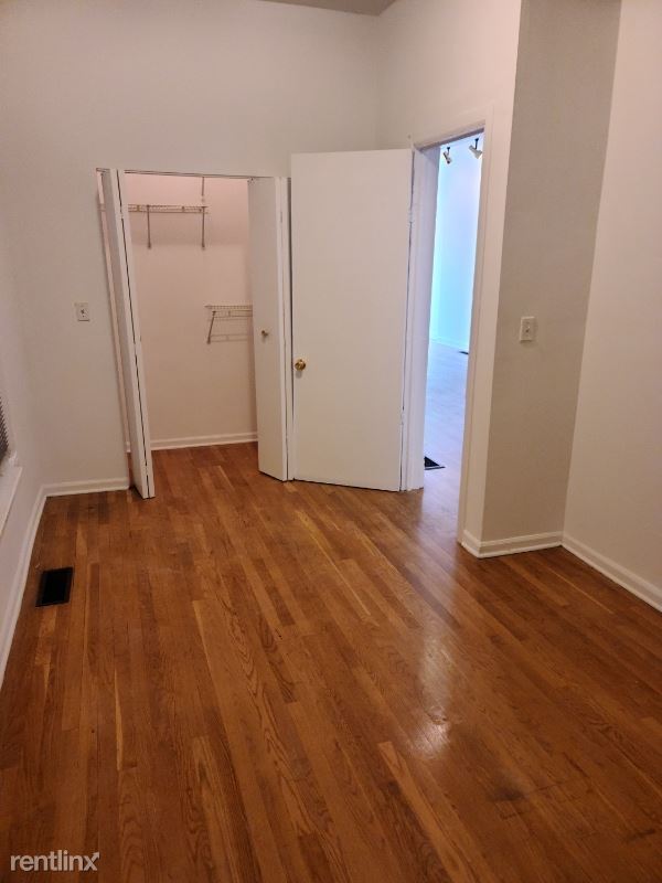 Building Photo - 1039 W Wolfram St