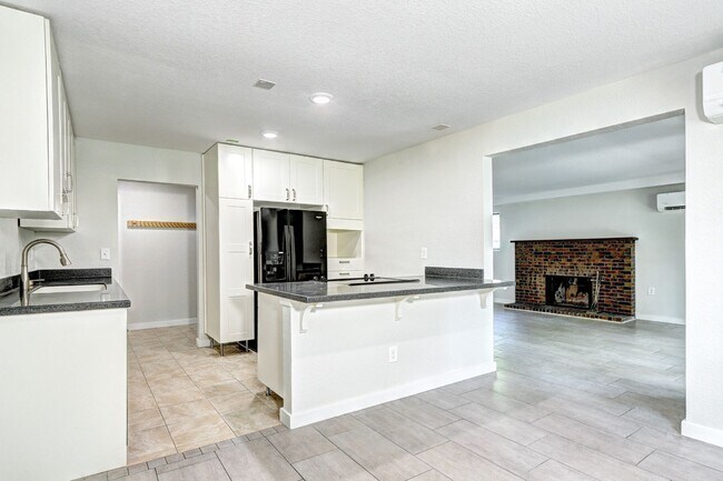 Building Photo - Updated 2 Bedroom 2 Bath Condo With Pool A...