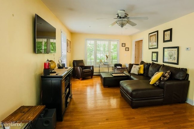 Building Photo - 4 br, 2.5 bath House - 360 Island Pond Rd