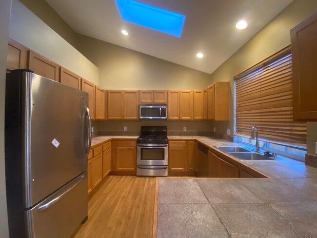 Building Photo - Spacious Federal Way home w/ 3 Car Garage