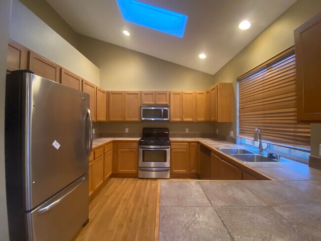 Foto del edificio - Spacious Federal Way home w/ 3 Car Garage