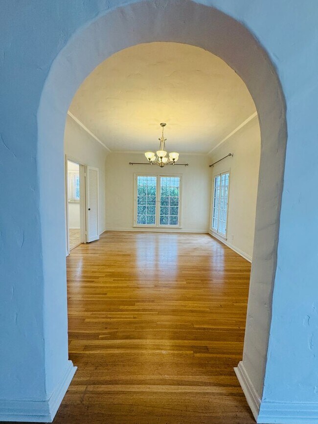 Foto del edificio - 902-360 N MANSFIELD AVE