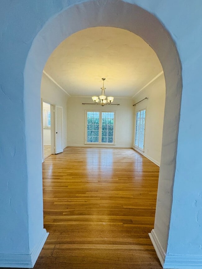 Building Photo - 902-360 N MANSFIELD AVE