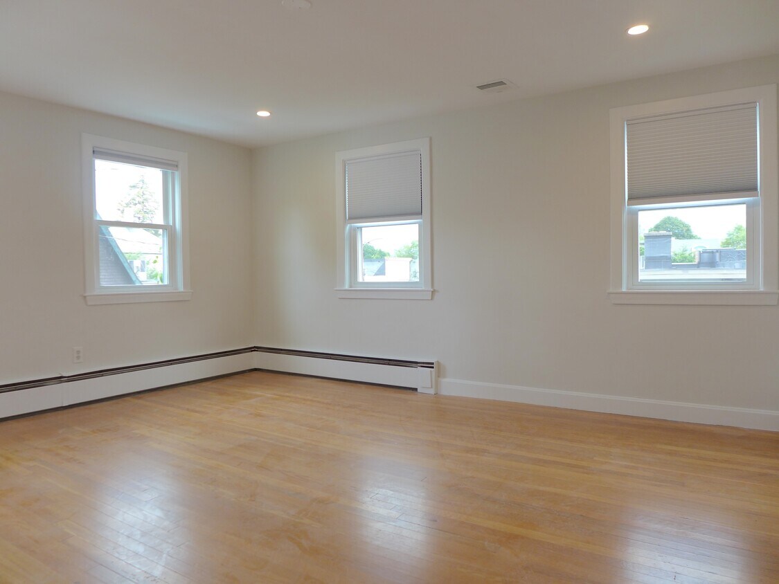 Primary Photo - 20 Eastburn St