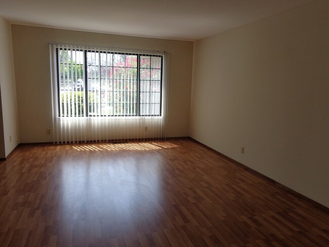 Building Photo - 419 Merlot Dr