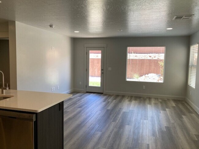 Building Photo - Beautiful 4 Bedroom Home in Desert Canyon!