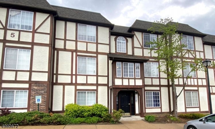 Foto principal - 66 Village Dr