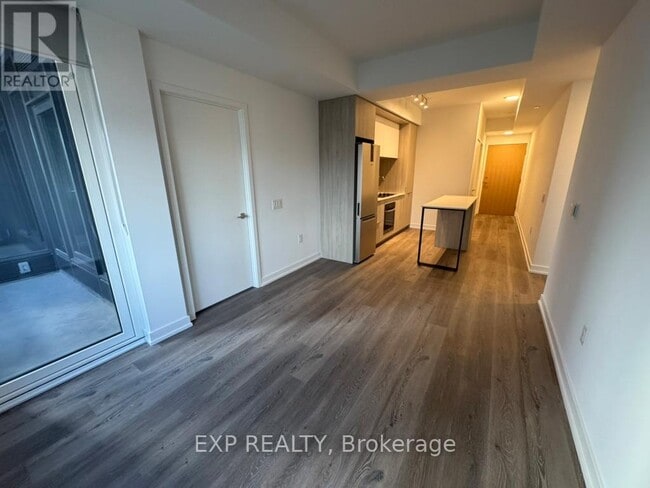 Photo du bâtiment - 395 Square One Dr