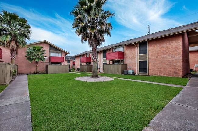 Building Photo - Pelican Pointe