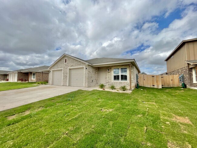 Building Photo - 1806 Clovis Dr