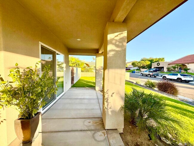 Building Photo - 1330 W Ridgeview Dr