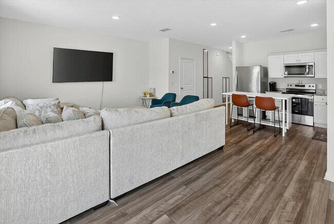 Foto del edificio - Room in House on Maple Ter