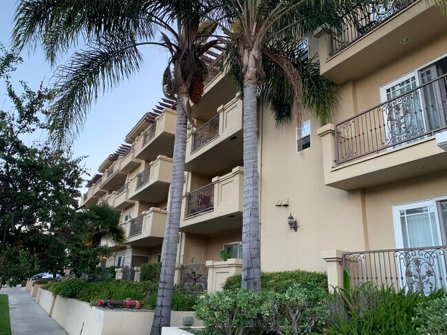 Foto del edificio - 11911 Mayfield Ave