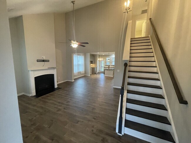 Foto del edificio - 4 Bedroom 2.5 Bath Detached with garage an...