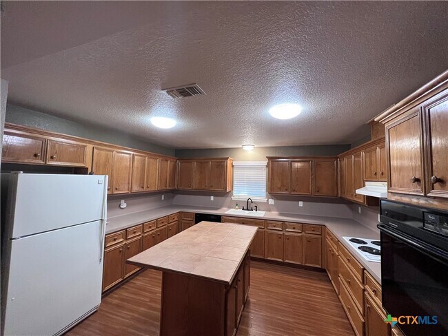 Foto del edificio - 1241 Rapids Rd