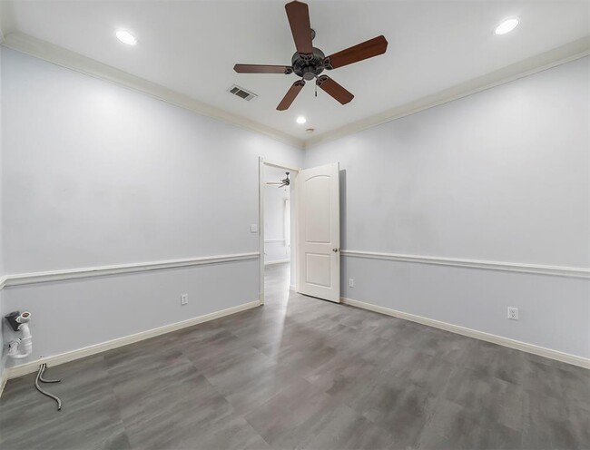 Building Photo - 12830 Willow Centre Dr