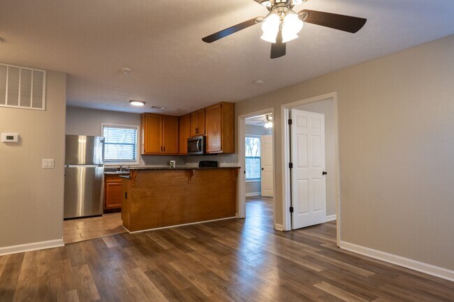 Building Photo - 449 N Donahue Dr