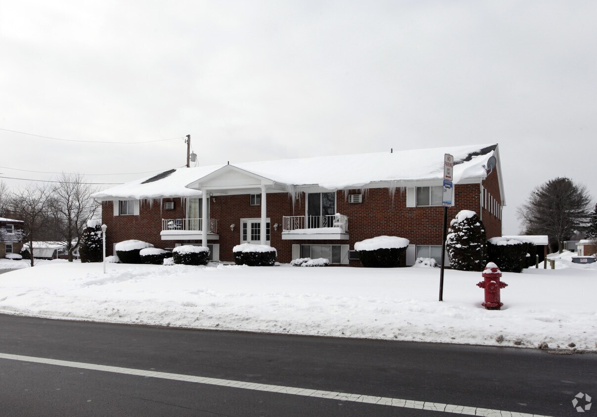 1023 N Chapel St, Louisville, OH 44641 Apartments in Louisville, OH