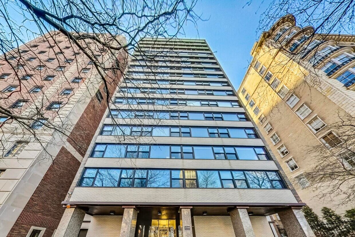 Foto principal - 1540 N State Pkwy