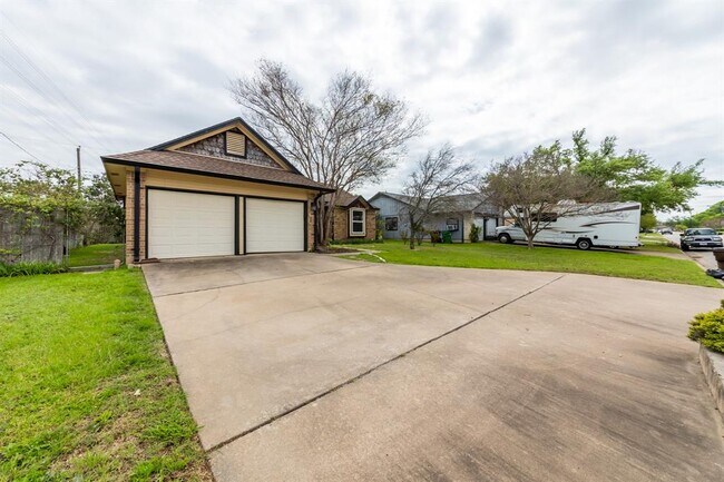 Building Photo - 1703 Hunters Trail