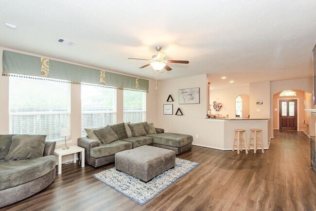 Building Photo - May Pine Court, Rosharon, TX 77583 - 4 BR 2 BA single-family home